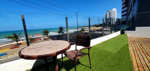 Outdoor dining - Flat DE Frente Para O MAR COM Vista Linda DA Praia E Localização Perfeita (Areia Preta Natal)