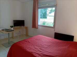 1 chambre, fer et planche à repasser, Wi-Fi, draps fournis