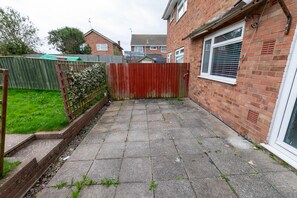 Property grounds - Spacious 3 Bedroom House in Barry (Barry)