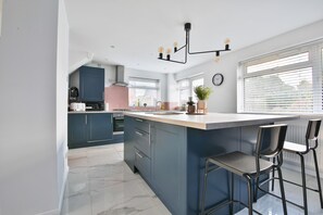 Stovetop, electric kettle - Spacious 3 Bedroom House in Barry (Barry)