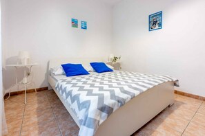 1 bedroom, WiFi - Holiday apartment with its own terrace and garden for shared use (Novi Vinodolski)