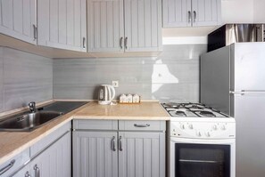 Kjøleskap, mikrobølgeovn, ovn og kokeplater