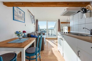 Kühlschrank, Ofen, Herdplatte, Kochgeschirr/Geschirr/Besteck