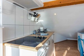 Kühlschrank, Ofen, Herdplatte, Kochgeschirr/Geschirr/Besteck