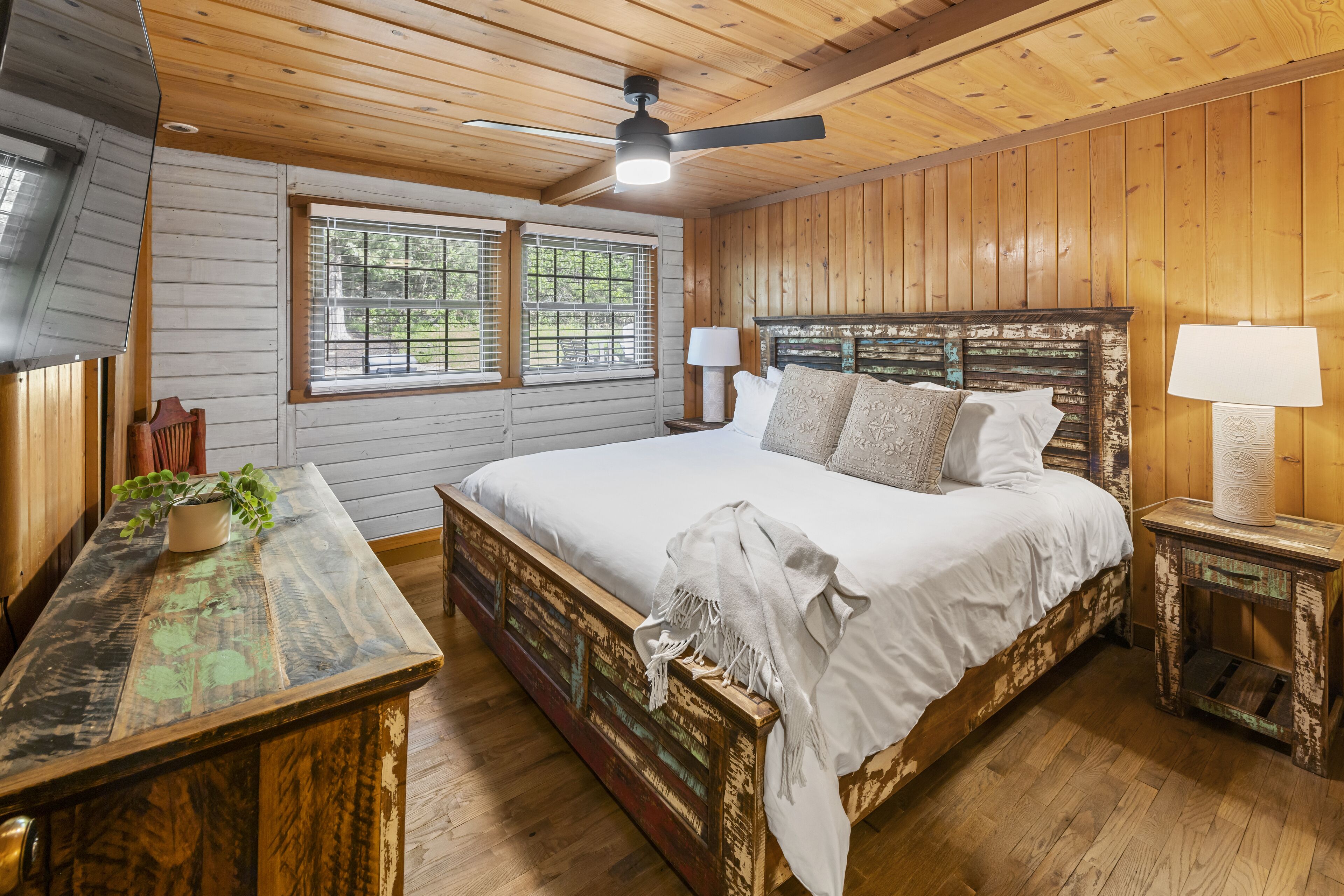 6 bedrooms, iron/ironing board, WiFi, bed sheets