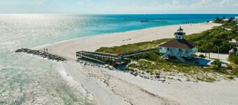 "Sea Cottage" 3 bedroom 2 bath cozy retreat with smart 65in TV