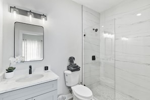 Douche, serviettes fournies, savon, shampoing