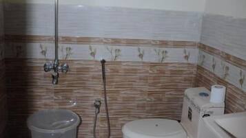 Doppia Deluxe | Bagno | Doccia, set di cortesia firmato, asciugamani, sapone