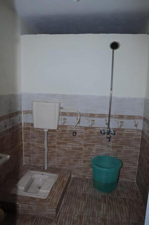 Habitació doble Deluxe | Bany | Dutxa, articles de tocador de disseny, tovalloles i sabó