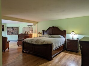 4 bedrooms, iron/ironing board, WiFi, bed sheets