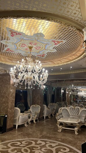 Lobby sitting area - Royal Mersin Otel (Mersin)