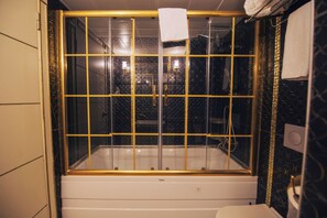 Deluxe-suite | Badeværelse | Bruser, designertoiletartikler, hårtørrer, hjemmesko