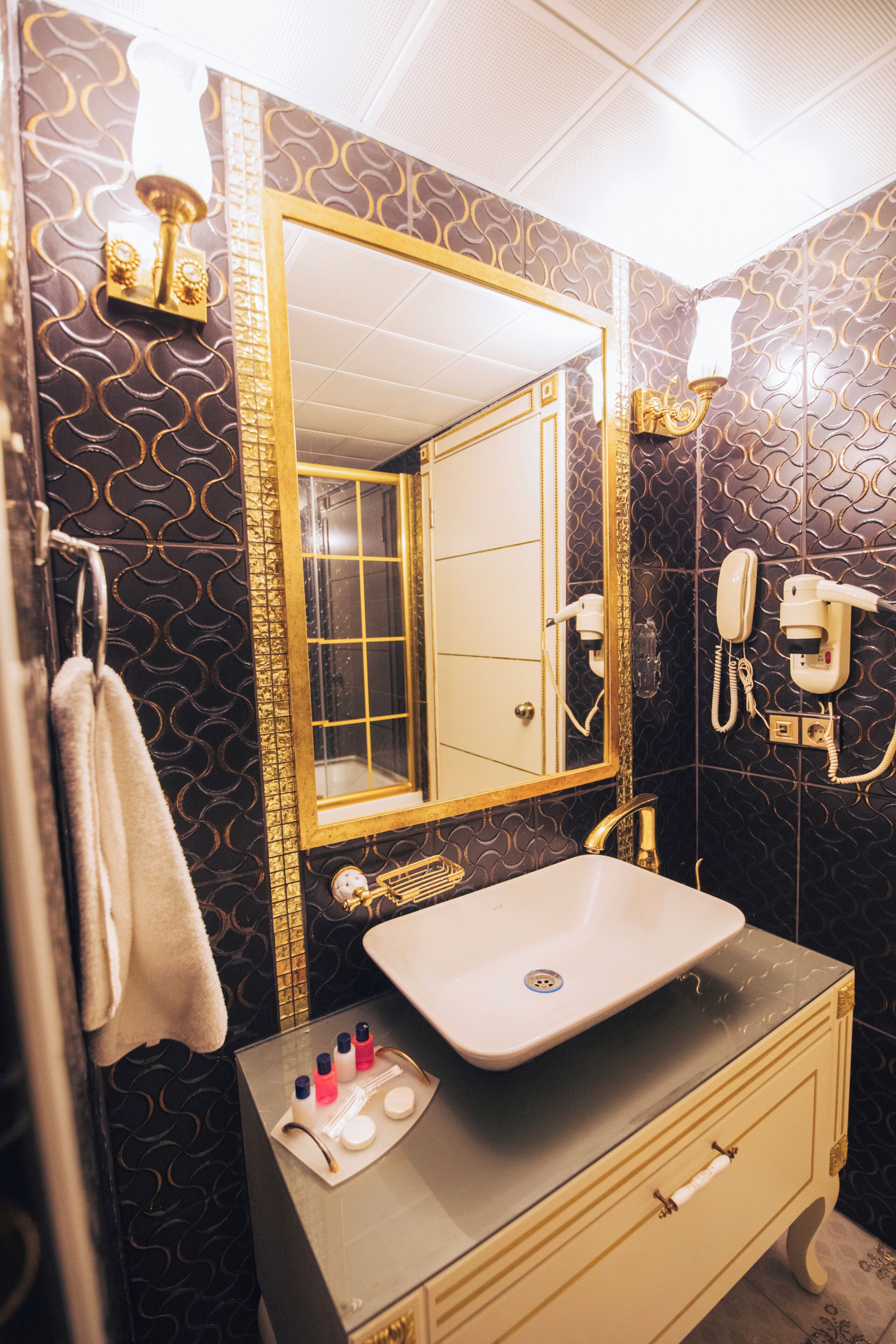 Deluxe suite | Badkamer | Een douche, designer toiletartikelen, een haardroger, pantoffels