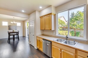 Fridge, microwave, stovetop, dishwasher