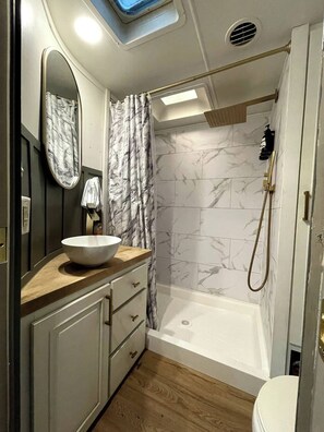 Bathroom - Discover Pine Haven Retreat—a modern farmhouse camper in Hochatown/Broken Bow (Broken Bow)
