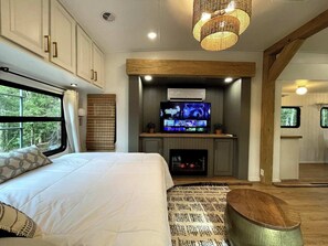 2 bedrooms, free WiFi - Discover Pine Haven Retreat—a modern farmhouse camper in Hochatown/Broken Bow (Broken Bow)