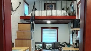 Une cuisine spacieuse avec des meubles en bois et un four encastré.