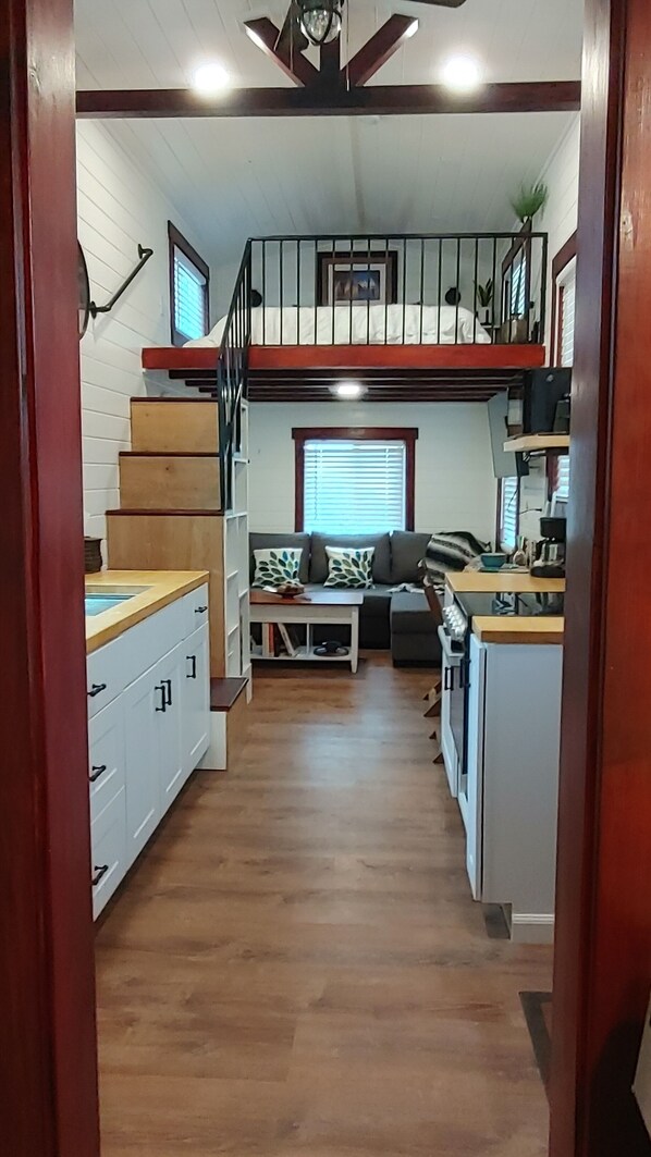 Una cocina amplia con armarios de madera y horno empotrado.
