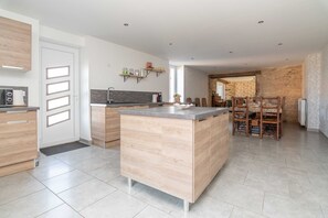 Réfrigérateur, micro-ondes, four, lave-vaisselle