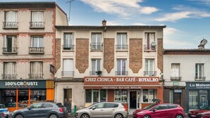A building with a bar café named Chez Cionca - Royal Ro. - L'Évasion Aulnaysienne - Appt pour 4 (Aulnay-sous-Bois)