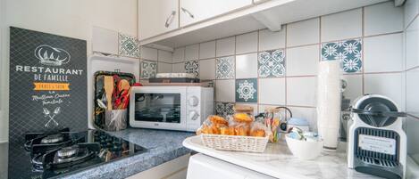 Frigorífic, microones, cafetera i tetera i bullidora elèctrica