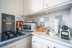 Een koelkast, een magnetron, een koffiezetapparaat/waterkoker
