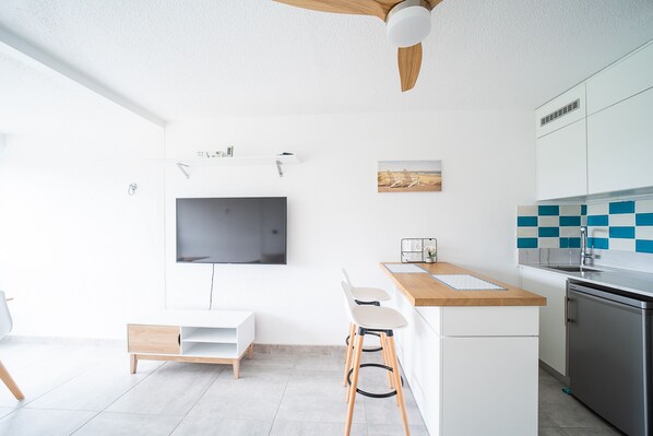 Geladeira, micro-ondas, cafeteira/chaleira, chaleira elétrica