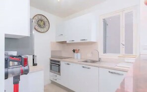 Fridge, microwave, oven, dishwasher - Le Concorde - Charmant appt avec terrasse (Cannes)