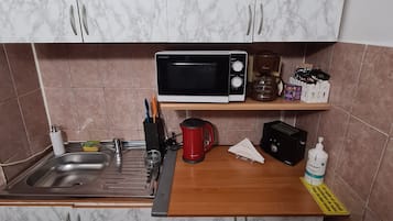 Geladeira, cooktop, chaleira elétrica, torradeira