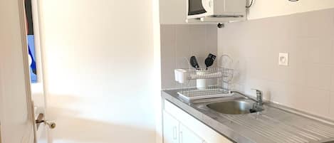 Fridge, microwave, oven, coffee/tea maker