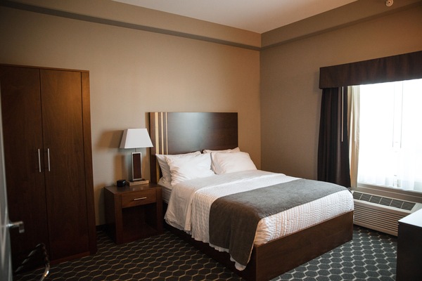 Escritorio, espacio para trabajar con laptop y cortinas blackout