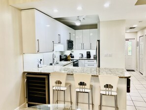 Kühlschrank, Mikrowelle, Ofen, Geschirrspüler