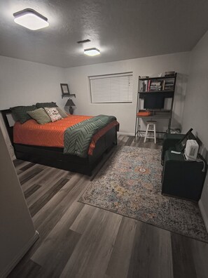 2 makuuhuonetta, silitysrauta/-lauta, Wi-Fi, vuodevaatteet