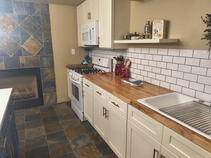 Private kitchen - Centrally located, mountain views, on the golf course! Comfortable and clean! (Stansbury park)