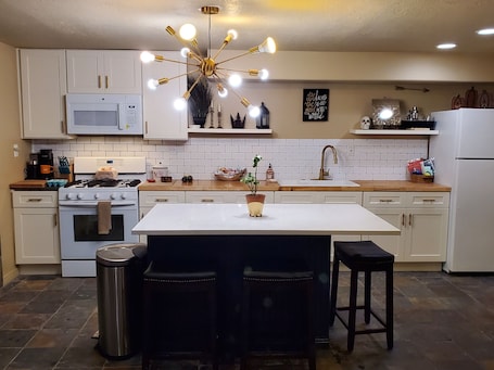 Private kitchen. Centrally located, mountain views, on the golf course! Comfortable and clean!