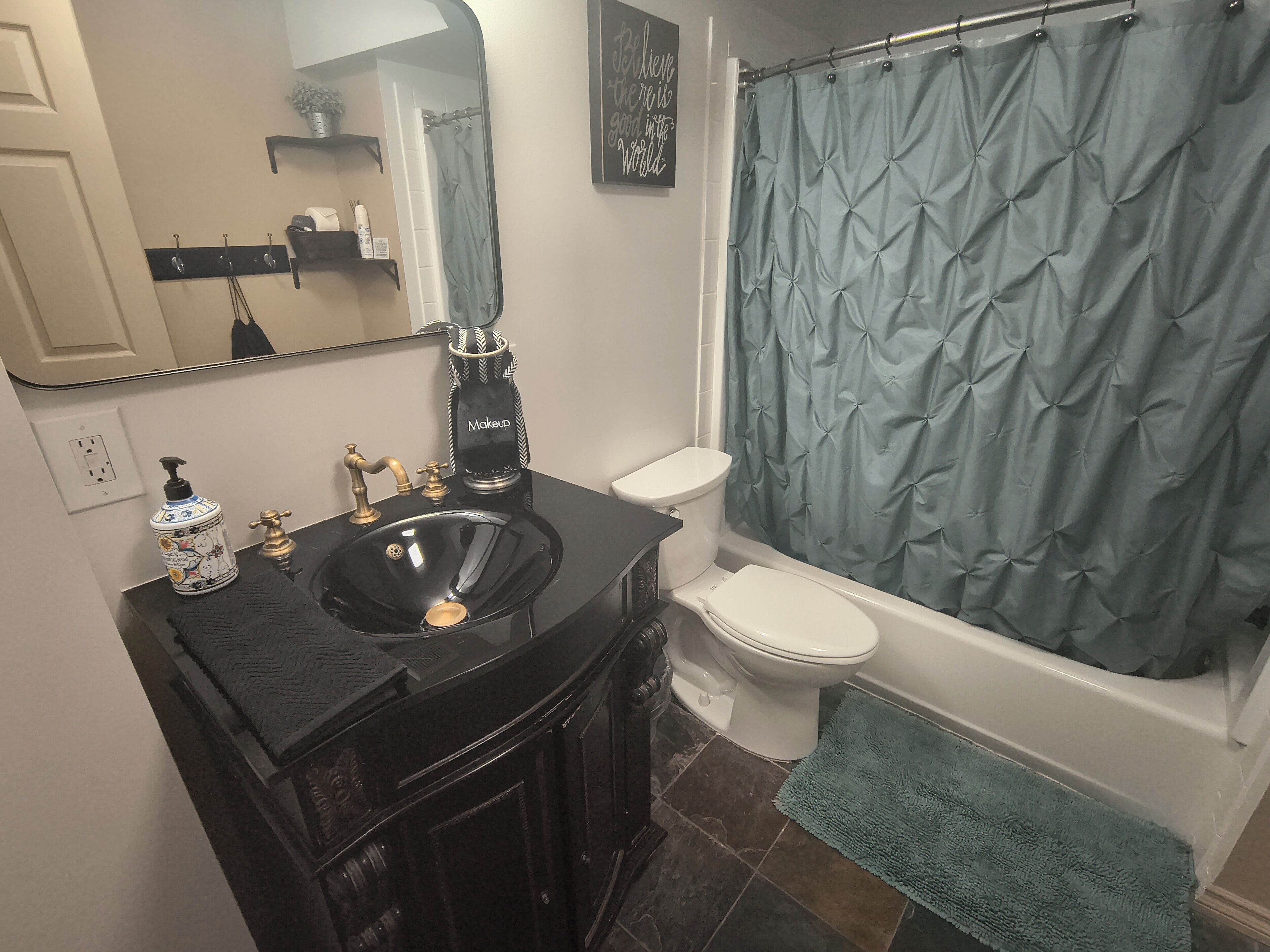 Hiustenkuivaaja, bidee, pyyhkeet, saippua