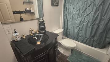 Hiustenkuivaaja, bidee, pyyhkeet, saippua