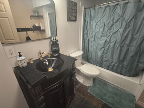 Hiustenkuivaaja, bidee, pyyhkeet, saippua