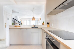 Kühlschrank, Mikrowelle, Ofen, Geschirrspüler