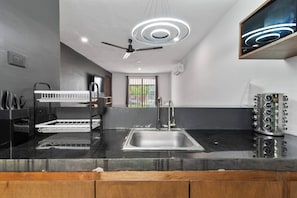 Micro-ondas, cooktop, cafeteira/chaleira, chaleira elétrica