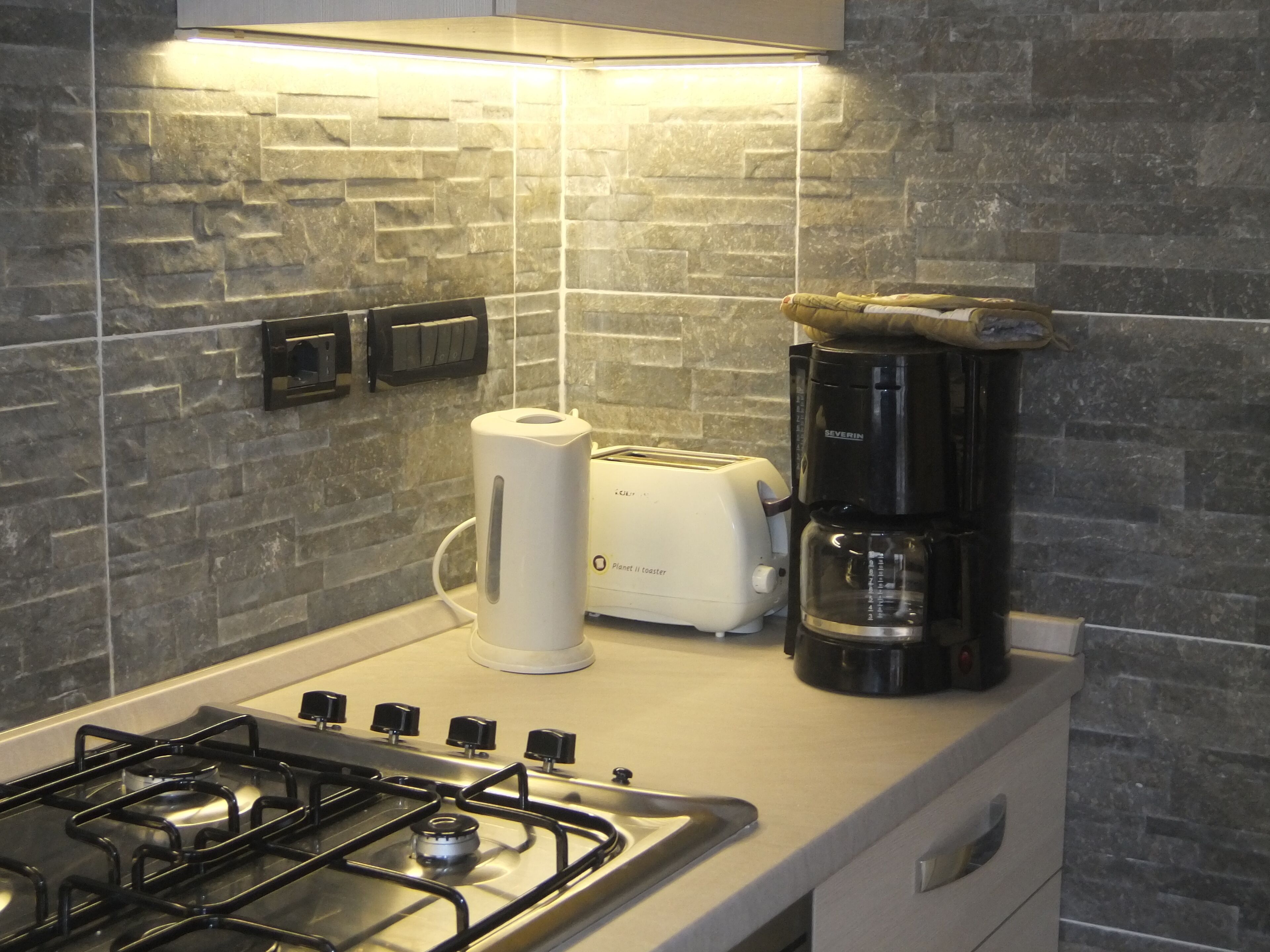 Kühlschrank, Mikrowelle, Ofen, Herdplatte