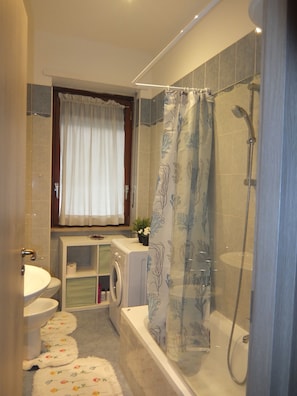 Hair dryer, bidet, towels, soap - Elegant apartment along the river Po (Torino)