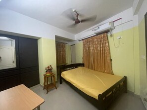 2 quartos, ferros/tábuas de passar roupa, roupa de cama