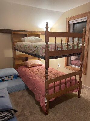 3 Schlafzimmer, Schreibtisch, Bügeleisen/Bügelbrett, Reisekinderbett