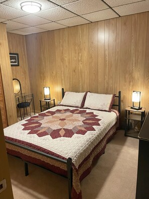 3 makuuhuonetta, työpöytä, silitysrauta/-lauta, vauvan matkasänky