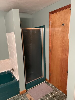 Shower, hair dryer, towels, soap - Quiet farmhouse with amazing views - close to skiing in Ellicotville! (Little Valley)