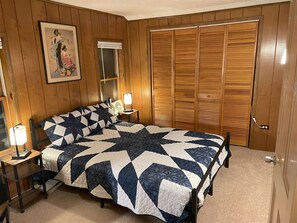 3 bedrooms, desk, iron/ironing board, travel crib - Quiet farmhouse with amazing views - close to skiing in Ellicotville! (Little Valley)