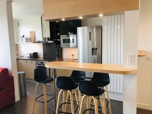 Kylskåp, mikrovågsugn, ugn och spishäll