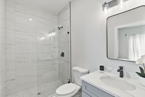 Shower, towels, soap, shampoo - "Sea Dunes" 3 bedrooms 2 bath  (Port Charlotte)