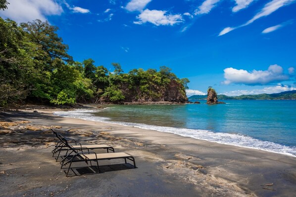 Sur la plage, chaise longue, serviettes de plage